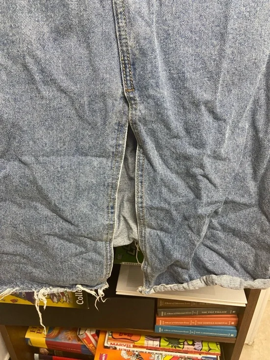 Light Wash Button-Front Denim Skirt - Picture 4 of 5